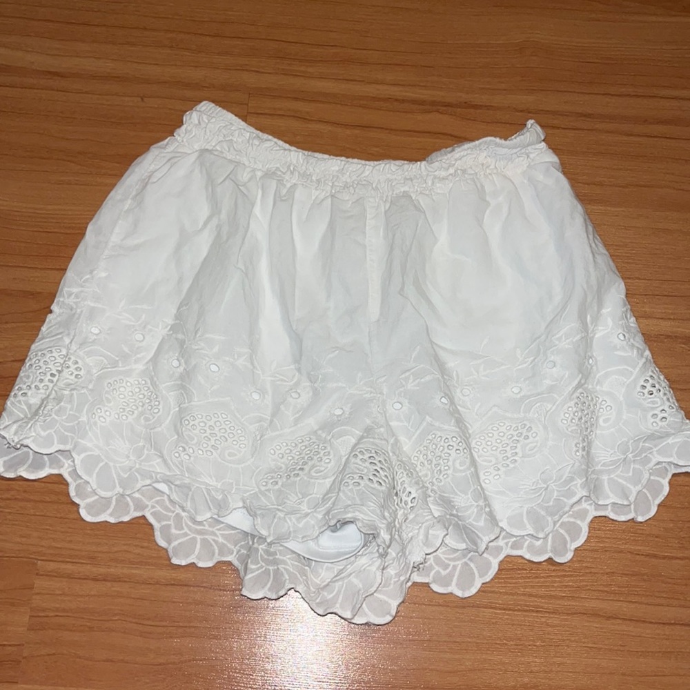 white shorts, eyelet detaining, elastic band